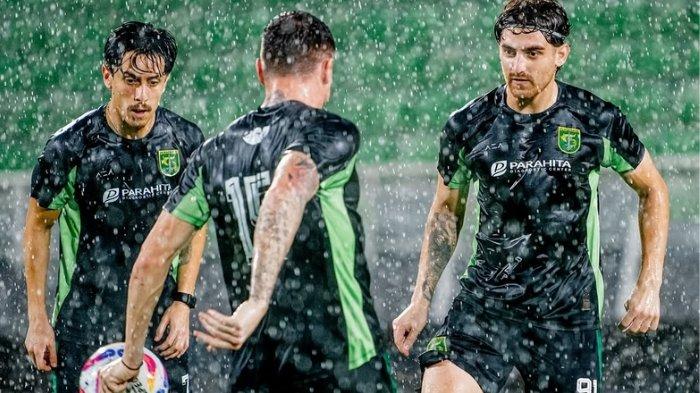 MOTIVASI BERLIPAT - Pemain Persebaya menjalani official training di Stadion Gelora BJ Habibie, Pare-pare, Sulawesi Selatan jelang menghadapi tuan rumah PSM Makassar, Jumat (7/3/2025) malam.