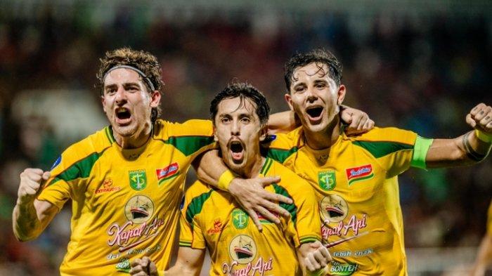 BERJUANG SAMPAI AKHIR - Francisco Rivera (tengah) bersama Bruno Moreira dan Dejan Tumbas merayakan gol Rivera ke gawang PSM Makassar di Stadion Gelora BJ Habibie, Pare-pare, Sulawesi Selatan, Jumat (7/3/2025) malam. Laga pekan ke-26 Liga 1 2024/2025 ini berakhir 0-1 untuk Persebaya.