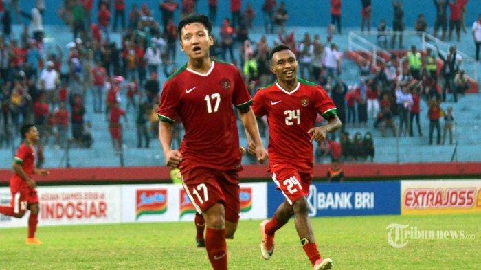 Pemain Timnas U19 Indonesia Syahrian Abimanyu (kiri) merayakan golnya ke gawang Timnas U19 Thailand dalam pertandingan perebutan tempat ketiga Piala AFF U19 di Stadion Gelora Delta, Sidoarjo, Sabtu (14/7/2018). Timnas Indonesia U19 akhirnya merebut tempat ketiga setelah mengalahkan Thailand U19 2-1.