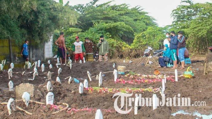 Aktivitas pemakaman di Kompleks Makam Delta Praloyo Sidoarjo. Tukang gali kubur di sana mengeluh, sudah tujuh bulan honornya belum cair, Rabu (30/6/2021).