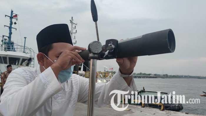 HILAL AWAL RAMADAN - Foto arsip pemantauan hilal atau Rukyatul Hilal di Probolinggo untuk menentukan awal Ramadan 2022 digelar Kemenag Kota Probolinggo bersama Lembaga Falakiyah, di Dermaga Pelabuhan DABN Probolinggo, Jumat (1/4/2022).