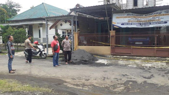 Polisi melakukan olah TKP di Desa Pronojiwo, Kecamatan Pronojiwo, Kabupaten Lumajang yang dihebohkan dengan kabar pembacokan sadis.