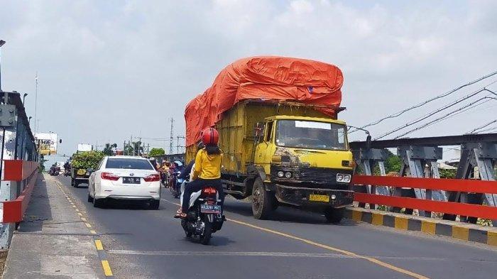 DILARANG MELINTAS - Satuan Lalu Lintas (Satlantas) Polres Kediri resmi memberlakukan pembatasan operasional kendaraan barang bersumbu tiga atau lebih selama arus mudik dan balik Lebaran 2025.