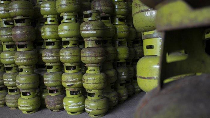 ELPIJI 3 KG - Tabung gas LPG berukuran 3 kg ditata di agen gas Pancoran Mas, Depok, Jawa Barat, Kamis (23/1/2020). Kini, pembelian elpiji 3 diwajibkan menunjukkan KTP.