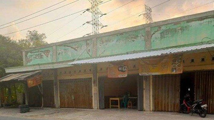 BANTU ORANG ASING - Zuhdi Shiddiq (65) pemilik warung makan di Desa Temandang, Kecamatan Merakurak, Kabupaten Tuban, Jawa Timur, rugi ratusan juta rupiah, Senin (30/6/2025). Hal itu terjadi usai ia berniat membantu seseorang yang meminta tolong untuk mengambilkan daun pisang di samping warung, dengan alasan untuk keperluan hajatan.