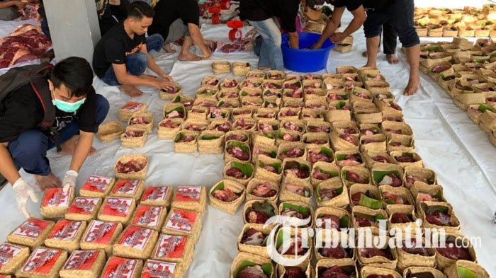 Pemkab Jember memakai besek sebagai pembungkus daging kurban yang dibagikan pada warga, Sabtu (1/8/2020).