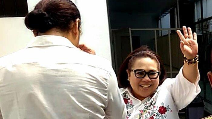 RUMAH DIJUAL - Pelawak Nunung kala menjalani sidang dugaan kepemilikan dan pemakaian narkotika jenis ganja di Pengadilan Negeri Jakarta Selatan pada 2019 silam. Nunung kini menjual rumahnya di Jakarta dan hanya menyisakan satu rumah di Solo, Rabu (12/3/2025).