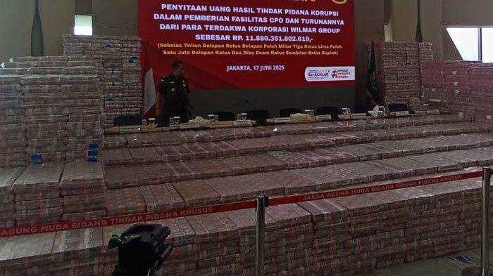UANG PANAS - Penampakan tumpukan uang triliunan yang disita Kejaksaan Agung hasil korupsi ekspor Wilmar Group, Jakarta, Selasa (17/6/2025). Kejaksaan Agung telah menyita Rp 11.880.351.802.619 dari perusahaan Wilmar Group terkait kasus korupsi ekspor crude palm oil (CPO).