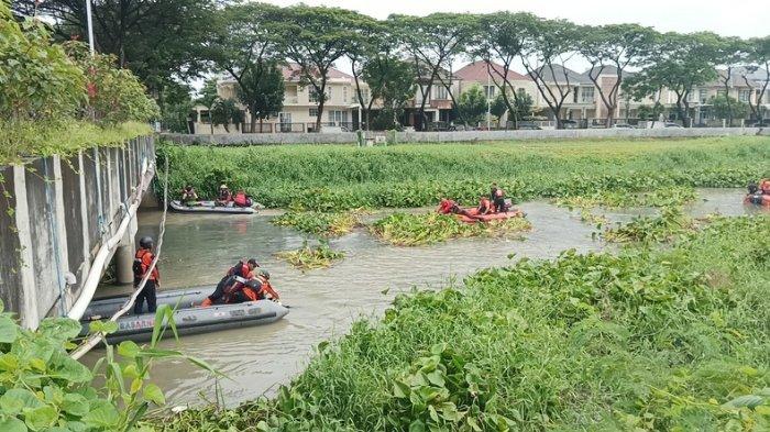 Badan Penanggulangan Bencana Daerah (BPBD) Surabaya bersama Badan Nasional Pencarian dan Pertolongan (Basarnas) melanjutkan proses pencarian balita tenggelam di Surabaya, Rabu pagi (25/12/2024). Proses pencarian diperluas mencapai Kali Makmur.