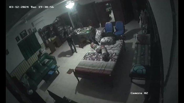 aksi pencurian seorang pria di dalam rumah yang ditinggal salat tarawih Desa Belotan, Kecamatan Bendo, Kabupaten Magetan, terekam CCTV, Selasa malam (12/3/2024).