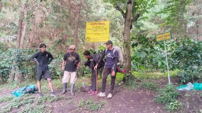 Beberapa pendaki yang berhasil diselamatkan oleh tim pengelola di Kecamatan Sumber Wringin saat Gunung Raun mengalami erupsi pada Selasa (24/12/2024).