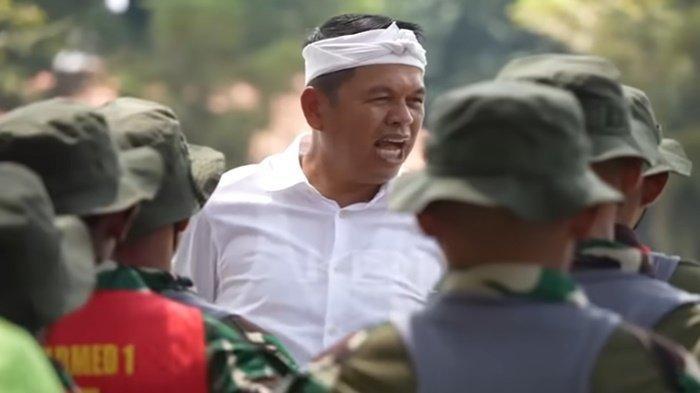 PENDIDIKAN MILITER - Gubernur Dedi Mulyadi saat berkunjung ke Barak Militer Resimen I Kostrad di awal Mei 2025. Selain siswa, giliran preman bakal dikirim ke barak oleh Dedi, Senin (12/5/2025).