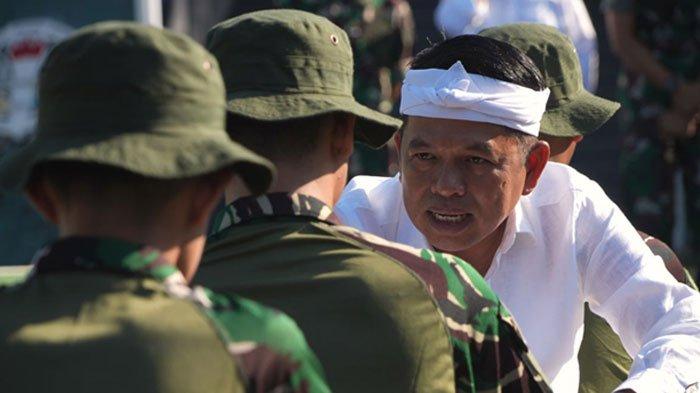 BARAK MILITER - Gubernur Jawa Barat Dedi Mulyadi saat mengunjungi tempat pembinaan siswa bermasalah di barak militer di Resimen Artileri Medan 1 Sthira Yudha, Batalyon Artileri Medan 9, Purwakarta, Jawa Barat, Senin (5/5/2025) pagi.
