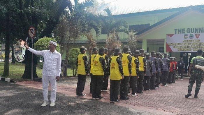 MURID MASUK BARAK- Gubernur Jawa Barat Dedi Mulyadi saat meninjau siswa SMP yang mengikuti pendidikan penguatan karakter di Resimen Artileri Medan 1 Sthira Yudha, Batalyon Artileri Medan 9, Purwakarta, Jawa Barat, Sabtu (3/5/2025) siang. Kini muncul isu ada siswa yang kabur. Namun Bupati Purwakarta membantah itu tak benar.