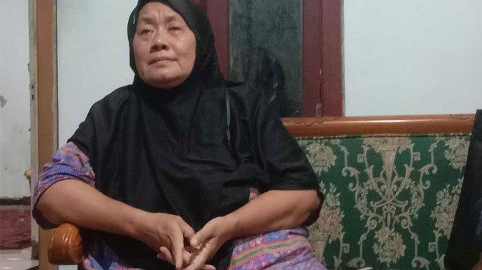 BINGUNG BAYAR TAGIHAN - Masruroh, penjual gorengan asal Dusun Blimbing, Desa Kwaron, Kecamatan Diwek, Kabupaten Jombang, Jawa Timur, saat ditemui di rumahnya, Jumat (25/4/2025) malam. Penjual gorengan ini kaget dapat tagihan listrik Rp12,7 juta dari PLN.