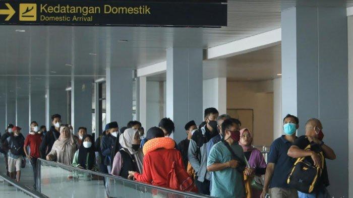Calon penumpang pesawat dari berbagai maskapai saat memadati Bandara Juanda Surabaya, Selasa (27/6/2023). Menjelang libur panjang Idul Adha 2023, jumlah penumpang di Bandara Juanda mengalami peningkatan.