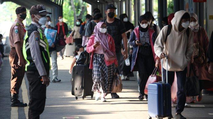 Penumpang KA saat memadati Stasiun Gubeng pada momen mudik lebaran 2022.
