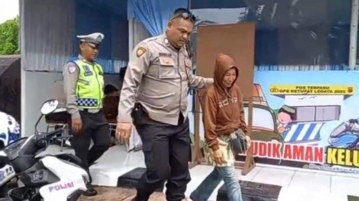 PENUMPANG BUS TERTINGGAL - Petugas saat mengantar pemudik yang tertinggal bus yang diniakinya dari Jakarta menuju Cirebon di Rest Area KM 166 Tol Cipali, Kecamatan Jatiwangi, Kabupaten Majalengka, Selasa (25/3/2025).