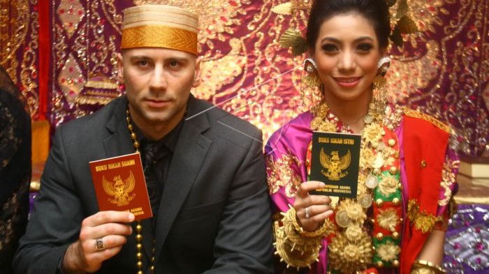 SITI KDI MENIKAH. Penyanyi dangdut Siti Rahmawati alias Siti KDI (29)bersama Cem Cuneyd Perk (36) suaminya, menunjukkan buku nikah kepada wartawan saat jumpa pers di rumah orang tua Siti, di Jakarta, Sabtu (25/6). Keduanya sepakat melakukan prosesi pernikahan setelah tiga tahun berpacaran lewat dunia maya.