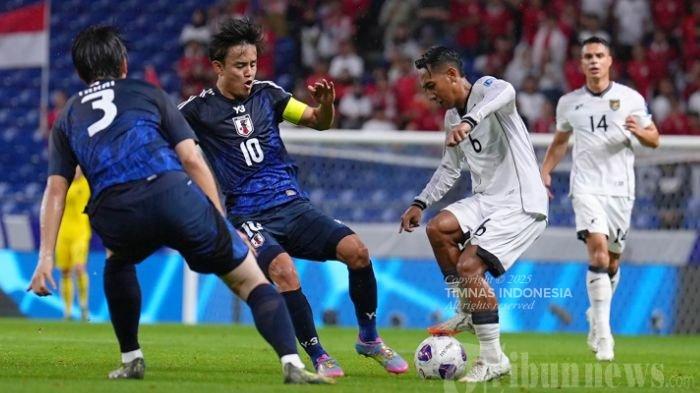 INDONESIA VS JEPANG - Pemain timnas Indonesia, Beckham Putra berhadapan dengan pesepak bola Jepang dalam pertandingan terakhir Grup C Ronde 3 kualifikasi Piala Dunia 2026 di Suita City Football Stadium, Selasa (10/6/2025). Laga berakhir 6-0, kemenangan berpihak ke Samurai Biru.