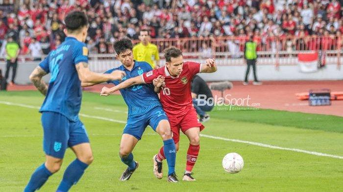 Penyerang timnas Indonesia, Egy Maulana Vikri, berusaha melewati pemain timnas Thailand, Channarong Promsrikaew, pada laga Grup A Piala AFF 2022, Kamis (29/12/2022) di SUGBK, Senayan.