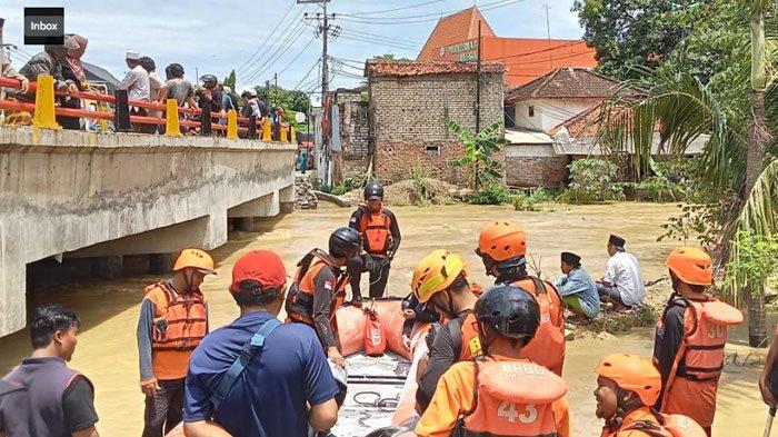 Personel gabungan TNI/Polri, BPDB Bangkalan, BPBD Sampang, dan BPBD Provinsi Jawa Timur mulai melakukan penyisiran terhadap tubuh siswa yang hanyut di Sungai Blega, Bangkalan, Senin (21/1/2025)