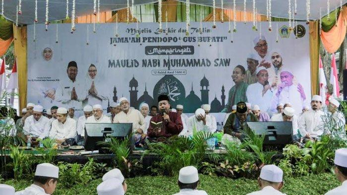 Peringatan Maulid Nabi Muhammad SAW yang digelar di halaman pendopo Kabupaten Gresik, Kamis (13/10/2022).