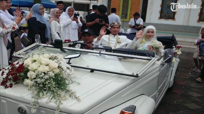 BERBAHAGIA - Megawati Hangestri bersama suaminya Dio Novandra tampak semringah menaiki mobil tua Volkswagen 181 usai prosesi ijab qabul yang digelar di Masjid Roudhotul Muchlisin, Kecamatan Kaliwates, Jember, Jawa Timur, Jumat (4/7/2025).