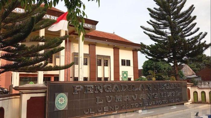 TUNTUTAN - Gedung Pengadilan Negeri Kabupaten Lumajang di Jalan Gatot Subroto Lumajang. Pengadilan baru saja menggelar persidangan pembacaan tuntutan kasus ladang ganja di lereng Gn Semeru kawasan TNBTS.