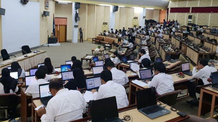 PENGANGKATAN DIUNDUR - Ilustrasi peserta CPNS sedang tes SKB. Imbas dari diundurnya jadwal pengangkatan, peserta CPNS 2024 yang lolos kebingungan sebab telanjur resign dari pekerjaan, Kamis (6/3/2025).