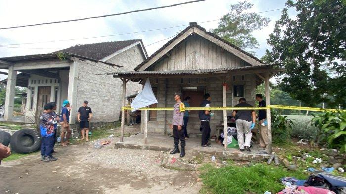 DIJAGA - Petugas Polres Kediri saat melakukan olah TKP kejadian ledakan petasan yang sedang dirakit di Dusun Sumberurip, Desa Manggis, Kecamatan Ngancar, pada Kamis (27/3/2025). Insiden ledakan petasan rakitan di Kabupaten Kediri, Jawa Timur. Kali ini, dua orang kakak beradik mengalami luka parah.