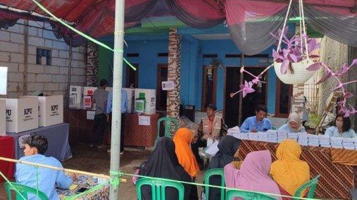 Petugas Kelompok Penyelenggara Pemungutan Suara (KPPS) di TPS 07 Desa Pasir Kembang, Kecamatan Pamarayan, Kabupaten Serang, memakai kemeja berwarna biru langit, Rabu (14/2/2024).