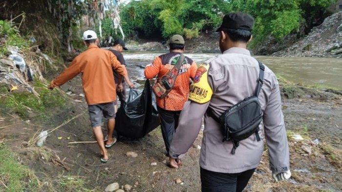 EVAKUASI KORBAN HANYUT - Polisi dan warga evakuasi jenazah nenek Tima di aliran Sungai Bedadung Desa Balunglor Kecamatan Balung Jember, Jawa Timur, Senin (10/3/2025) Korban hanyut di Sungai Bedadung kawasan Desa Kaliwining Kecamatan Rambipuji Jember sejak, Sabtu (8/3/2025)