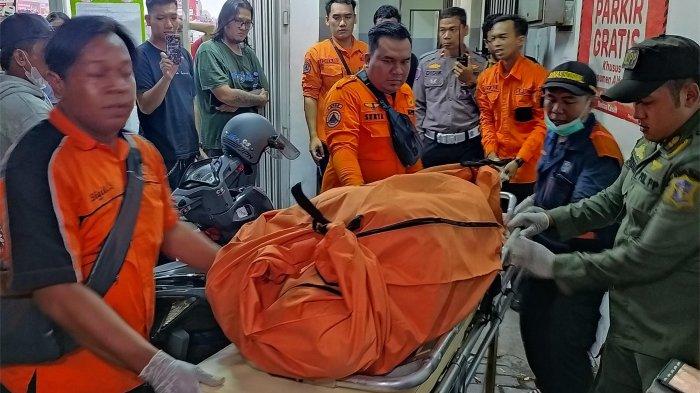 EVAKUASI JENAZAH - petugas medis mengevakuasi kantung jenazah pria berinisial WAF (37) warga asal Tambak Wedi, Kenjeran, Surabaya yang ditemukan tak bernyawa dengan kondisi wajah pucat membiru di atas kasus sebuah kamar hotel kawasan Jalan Pucang Anom Timur, Kertajaya, Surabaya, pada Sabtu (24/5/2025) malam