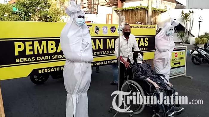 Pocong yang dipasang di penyekatan satu arah simpang empat TT Tulungagung dalam kampanye protokol kesehatan Covid-19, Rabu (7/7/2021).