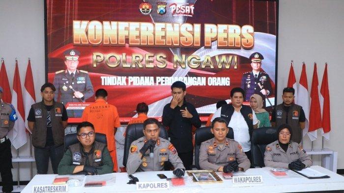 PERDAGANGAN BAYI - Kapolres Ngawi AKBP Charles Pandapotan Tampubolon, didampingi jajarannya menjelaskan ungkap kasus TPPO, dalam konferensi pers di Mapolres Ngawi, Sabtu (31/5/2025). Sebanyak 4 orang diamankan dalam kasus ini dan masing masing meraup untung jutaan rupiah