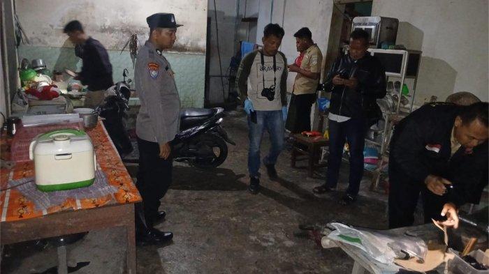OLAH TKP - Petugas Polsek Kunjang Polres Kediri saat olah TKP kejadian ledakan mercon di Kunjang, Sabtu (29/3/2025). Akibat dari kejadian ini, seorang pelajar berusia 13 tahun, berinisial AR, asal Kecamatan Kunjang Kabupaten Kediri, harus dilarikan ke rumah sakit setelah mengalami luka bakar serius.