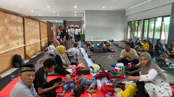 KELUARGA KORBAN - Anak-anak dari keluarga korban tampak bermain di fasilitas yanh disediakan di Posko TerpaduPenanganan Kecelakaan KMP Tunu Pratama Jaya, di Pelabuhan Ketapang, Kabupaten Banyuwangi, Jawa Timur.