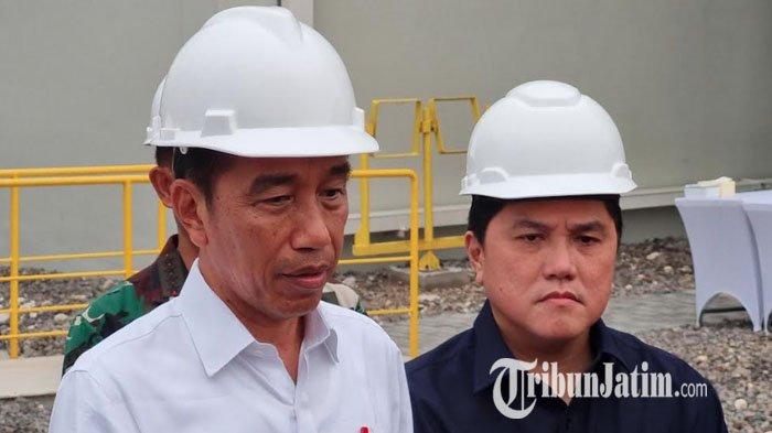 Presiden Joko Widodo didampingi Menteri BUMN Erick Thohir saat memberikan keterangan kepada awak media di PT Smelting Gresik, Kamis (14/12/2023).