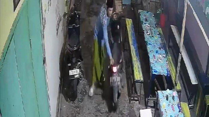 Tangkapan layar video CCTV merekam seorang pria bersarung mencuri motor di permukiman padat di kawasan Jalan Simo Kalangan RT 04, Suko Manunggal, Surabaya, senin (29/1/2024) dini hari.