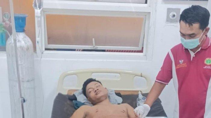 TERLUKA - Ahmadi (27) menjalani perawatan medis di RSD dr Soebandi Jember, Jawa Timur, Kamis (27/3/2025) Pria ini usai dibacok oleh tetangganya di Desa Sidomekar Kecamatan Semboro Jember, Jawa Timur.