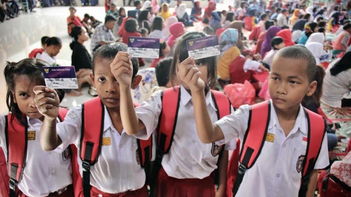 Para siswa memperlihatkan Kartu Indonesia Pintar (KIP) usai sosialisasi dan percepatan pencairan Program Indonesia Pintar.