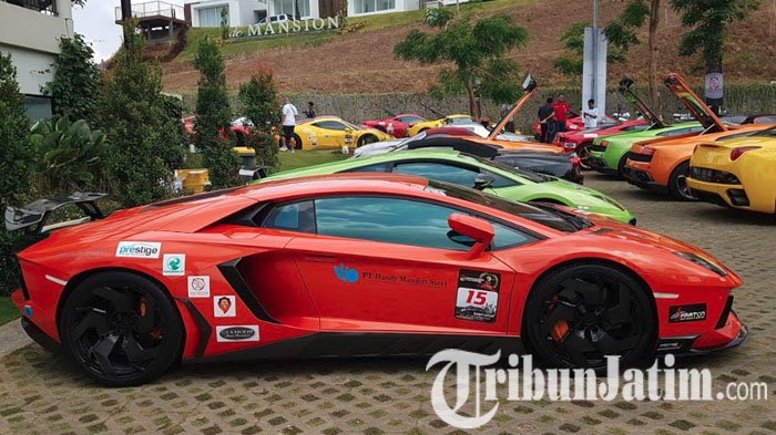 Puluhan supercar dari segala merk mulai Lamborghini, Porsche, dan sejenisnya terparkir rapi di halaman d'Gunungan The Taman Dayu Resto & Lounge, Pasuruan, Jumat (14/9/2018) sore.