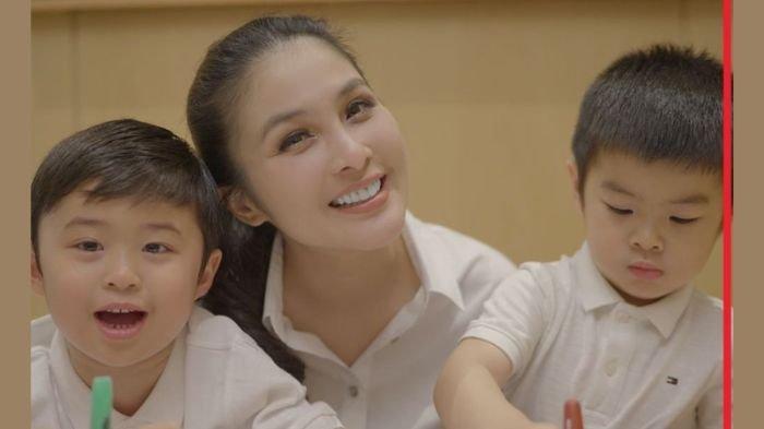 Potret artis cantik Sandra Dewi bersama kedua anaknya, Raphael Moesi dan Mikhael Moeis.
