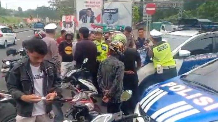 Personel Satlantas Polres Bangkalan dalam empat hari terakhir telah memberikan tindakan tilang terhadap pemotor yang menerobos masuk jalur mobil di Jembatan Suramadu. Hingga Jumat (15/12/2023), polisi menjaring total sebanyak 90 unit sepeda motor dari arah Surabaya maupun dari arah Madura