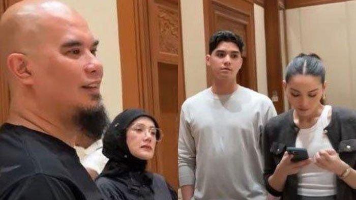 REAKSI ALYSSA DAGUISE - Reaksi Alyssa Daguise saat mendengarkan pemaparan ide Ahmad Dhani untuk resepsi pernikahannya dengan Al Ghazali menjadi sorotan. Dia tampak diam saat calon mertuanya ingin memasang foto Raja di acara pernikahan itu.