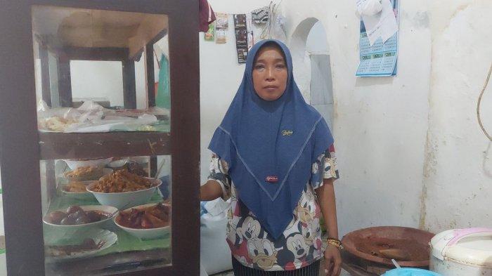 MAKAN SIANG GRATIS - Asia Wulandari saat berada di warung nasi miliknya, di Desa Pandian, Kecamatan Kota, Kabupaten Sumenep, Jawa Timur pada Jumat (31/1/2025). Wulan termasuk relawan yang mengundurkan diri dari dapur makan bergizi gratis di Sumenep karena gaji tak jelas.