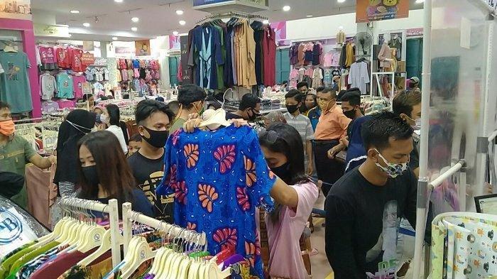 Ribuan pengunjung yang beli baju Lebaran berdesak-desakan, petugas membubarkan paksa