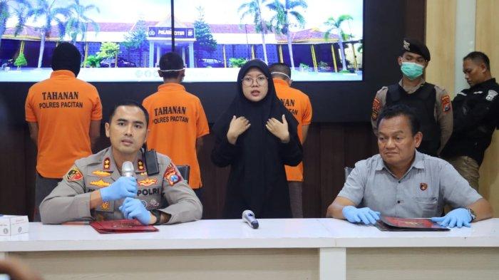 RILIS CURANMOR - Kapolres Pacitan AKBP Ayub Azhar Diponegoro dan Kasatreskrim Polres Pacitan AKP Khoirul Maskanan saat rilis kasus Curanmor di Aula Mapolres Pacitan, Jalan Ahmad Yani, Pacitan, Jatim, Sabtu (24/5/2025). Berawal dari menjenguk kakek nenek di Kecamatan Tulakan, Kabupaten Pacitan, Jatim, AF warga Kecamatan Pracimantoro Kabupaten Wonogiri Jawa Tengah berurusan dengan polisi