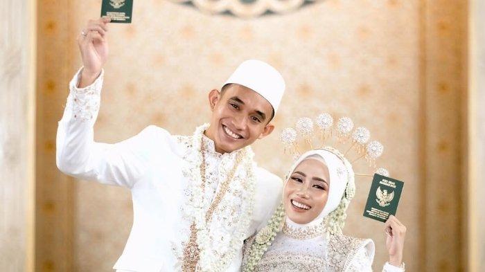 AKHIRI MASA LAJANG - Momen bahagia prosesi akad nikah Rizky Ridho dan istrinya, Sendy Aulia di Masjid Al Akbar, Surabaya, Minggu (22/6/2025).